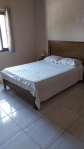 a bedroom with a large bed with a wooden headboard at Sobrado entrada de Paraty in Paraty
