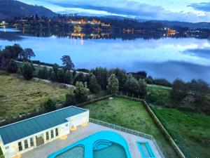an aerial view of a house with a view of a lake at Exclusivo apartamento con vista al lago Sochagota in Paipa