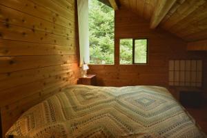 Postel nebo postele na pokoji v ubytování Cozy Wooden Home Getaway & Onsen