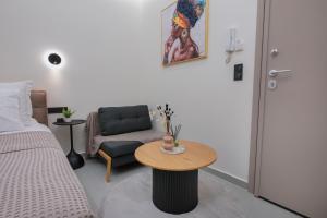 um quarto com uma cama, uma mesa e uma cadeira em Aristotelous rooms Konstantinos em Tessalónica