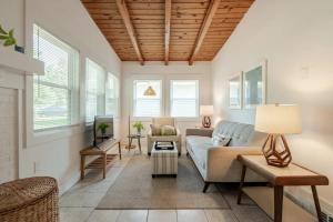 Χώρος καθιστικού στο Charming 1960s Cottage, 5 Min Walk to Beach and Shops