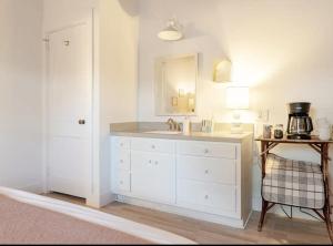 Ένα ή περισσότερα κρεβάτια σε δωμάτιο στο Charming 1960s Cottage, 5 Min Walk to Beach and Shops +24 φωτογραφίες