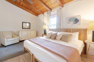 Ένα ή περισσότερα κρεβάτια σε δωμάτιο στο Charming 1960s Cottage, 5 Min Walk to Beach and Shops