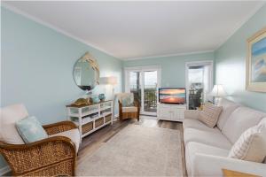 Et tv og/eller underholdning på Seaside Serenity at Captain Quarters