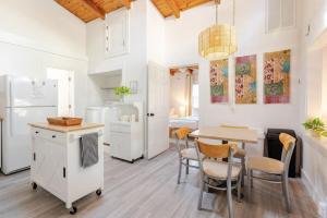 Η κουζίνα ή μικρή κουζίνα στο Charming 1960s Cottage, 5 Min Walk to Beach and Shops