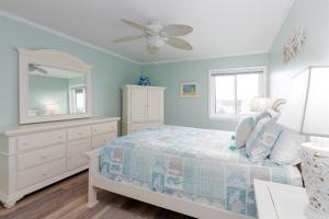 En eller flere senge i et værelse på Seaside Serenity at Captain Quarters + 42 billeder