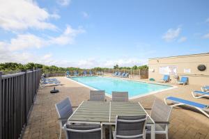 Swimmingpoolen hos eller tæt på Seaside Serenity at Captain Quarters