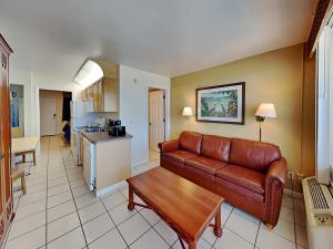 un soggiorno con divano e cucina di Harbour Beach Resort 403 a Seabreeze