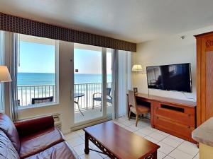 un soggiorno con divano e TV a schermo piatto di Harbour Beach Resort 403 a Seabreeze