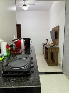 a kitchen with a black counter top with a stove at Apartamento Aconchegante em Botafogo in Rio de Janeiro