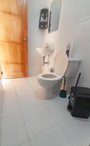une salle de bains avec toilettes et lavabo dans l'établissement Bonito Apartamento en Mompox, à Santa Cruz de Mompox