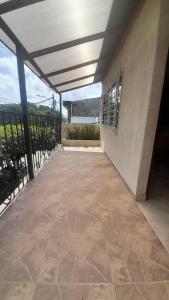 un grand patio avec vue sur l'océan dans l'établissement Bonito Apartamento en Mompox, à Santa Cruz de Mompox