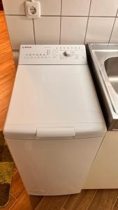 a white stove top oven sitting next to a sink at Studio Ohlendorf 3 Min zur A7 in Seevetal +14 photos