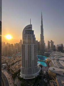 - une vue sur un grand bâtiment d'une ville dans l'établissement เพ้นท์เฮ้าส์ Boulevard - Point Downtown Dubai, à Dubaï