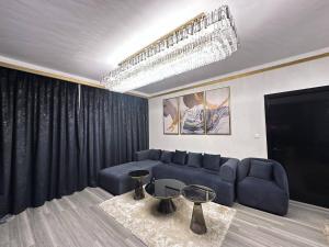 un salon avec un canapé bleu et un lustre dans l'établissement เพ้นท์เฮ้าส์ Boulevard - Point Downtown Dubai, à Dubaï 30 autres photos