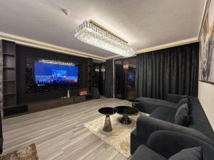 un salon avec un canapé et une télévision dans l'établissement เพ้นท์เฮ้าส์ Boulevard - Point Downtown Dubai, à Dubaï