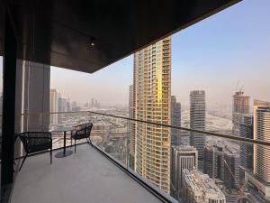 un balcon avec une table et des chaises dans un immeuble dans l'établissement เพ้นท์เฮ้าส์ Boulevard - Point Downtown Dubai, à Dubaï