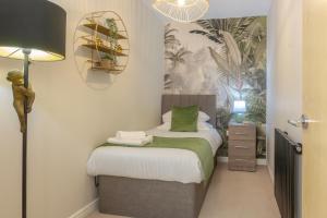 a small bedroom with a bed and a lamp at Contractor Stay Hatfield with Free Parking Sleeps 4 in Hatfield