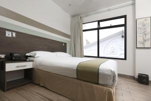 a bedroom with a large bed and a window at Hotel Cultura Plaza in San José +291 photos