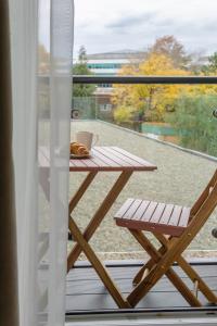 a wooden table and a chair on a balcony at Contractor Stay Hatfield with Free Parking Sleeps 4 in Hatfield