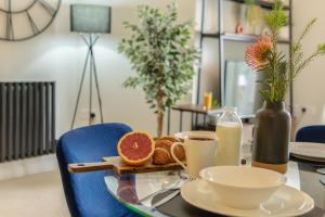 a glass table with a plate of food on it at Contractor Stay Hatfield with Free Parking Sleeps 4 in Hatfield