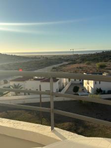 une vue sur la plage depuis le balcon d'un immeuble dans l'établissement T2 moderne avec vue mer - Résidence avec piscine, à Hajreien