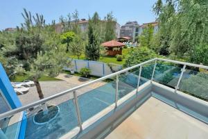 balcón con vistas a un patio en Apartments Nessebar, en Nesebar