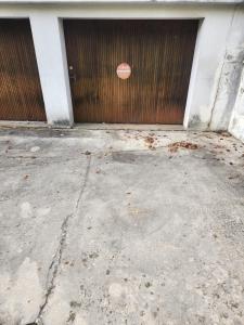 隆勒索涅La Chambre de Sophie - Studio et garage au calme, proche centre ville的带有红色标志的车库门 更多5张照片