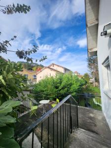 une vue depuis le balcon d'une maison dans l'établissement La Chambre de Sophie - Studio et garage au calme, proche centre ville, à Lons-le-Saunier