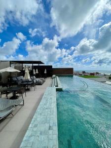 ein Schwimmbad auf dem Dach eines Gebäudes in der Unterkunft Holanda's Prime in Tambaú