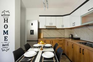 Kuchyň nebo kuchyňský kout v ubytování RANA Apartment - Modern & Sunny Flat near Durres Center & Beach