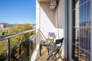Balkón nebo terasa v ubytování RANA Apartment - Modern & Sunny Flat near Durres Center & Beach