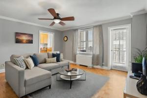 Χώρος καθιστικού στο Sleek & Chic Downtown Comfort