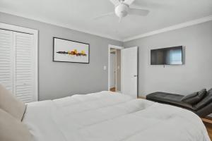 Ένα ή περισσότερα κρεβάτια σε δωμάτιο στο Sleek & Chic Downtown Comfort