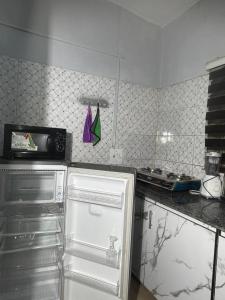 Η κουζίνα ή μικρή κουζίνα στο Peaceful One Bedroom Apartment +14 φωτογραφίες