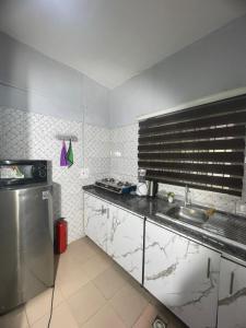 Η κουζίνα ή μικρή κουζίνα στο Peaceful One Bedroom Apartment