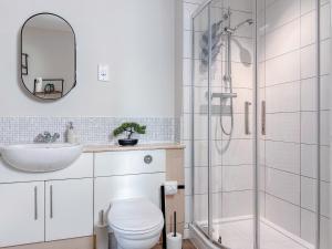 a bathroom with a shower and a toilet and a sink at Contractor Stay Hatfield with Free Parking Sleeps 4 in Hatfield +44 photos