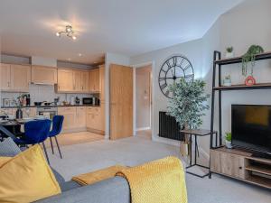 a living room with a couch and a tv and a kitchen at Contractor Stay Hatfield with Free Parking Sleeps 4 in Hatfield