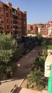 un grupo de bicicletas estacionadas en un estacionamiento en Luxurious apartment with private jacuzzi, en Marrakech