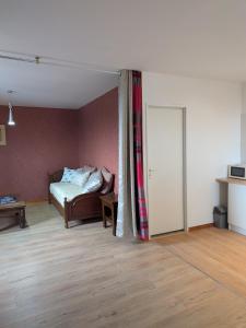 una habitación con una cama y una mesa en una habitación en Avenois 2, en Fourmies