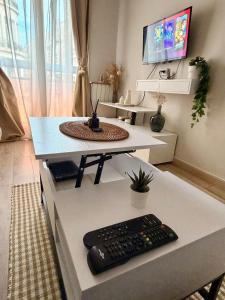 a computer keyboard sitting on a desk in a room at Cozy studio in Asnières-sur-Seine