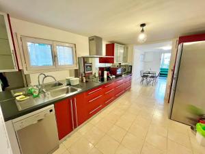 cocina con armarios rojos y encimera en Quiet in Bry, close to Paris & Disney, large room, en Bry-sur-Marne 6 fotos más