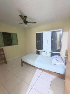 a bedroom with a bed and a ceiling fan at Casa Lins para 15 pessoas in Lins +3 photos
