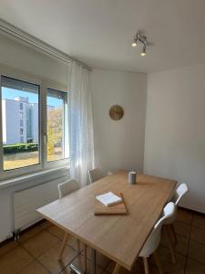 a table and chairs in a room with a window at BelliCastelApartment in Bellinzona