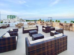 ジョアンペソアにあるTambaú Beira-Marの屋上のパティオ(ソファ、テーブル付)
