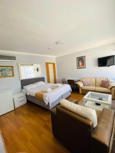 Ένα ή περισσότερα κρεβάτια σε δωμάτιο στο Kalamari pansiyon 2 +14 φωτογραφίες