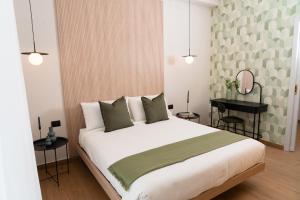 een slaapkamer met een groot wit bed en een bureau bij Casa Teresinella Pompei in Pompei