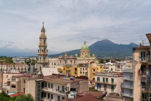 een uitzicht op een stad met gebouwen en een klokkentoren bij Casa Teresinella Pompei in Pompei