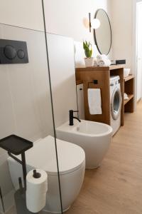 een badkamer met een wit toilet en een wastafel bij Casa Teresinella Pompei in Pompei +23 foto's