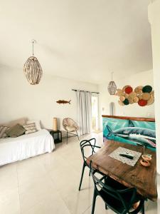 a bedroom with a bed and a wooden table at Pousada Nascente do Sol in Ilha de Boipeba